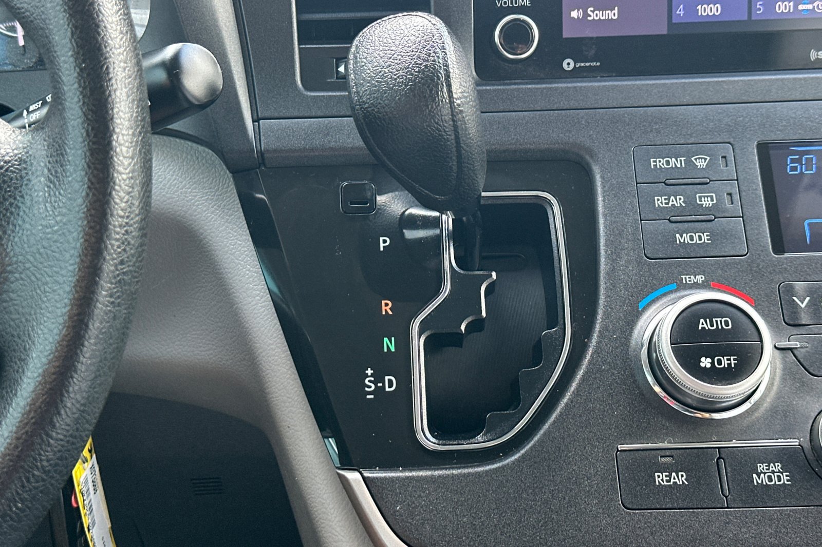 Used 2020 Toyota Sienna LE w/ Carpet Mat Package FWD image 23