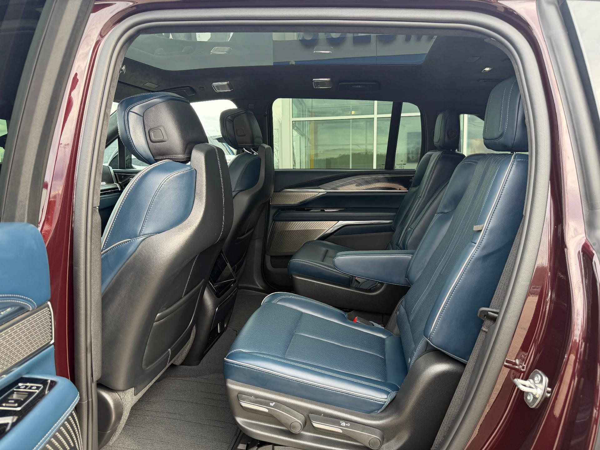 Certified 2025 Cadillac Escalade IQ Luxury 2 w/ LPO, Premium Carpet Package AWD/4WD image 19