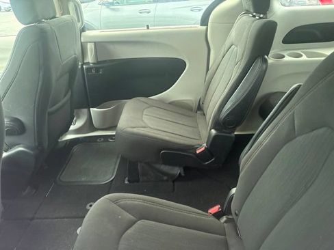 Used 2019 Chrysler Pacifica Touring Plus FWD image 9