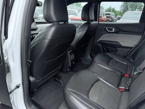 Used 2024 Jeep Compass Latitude AWD/4WD image 19