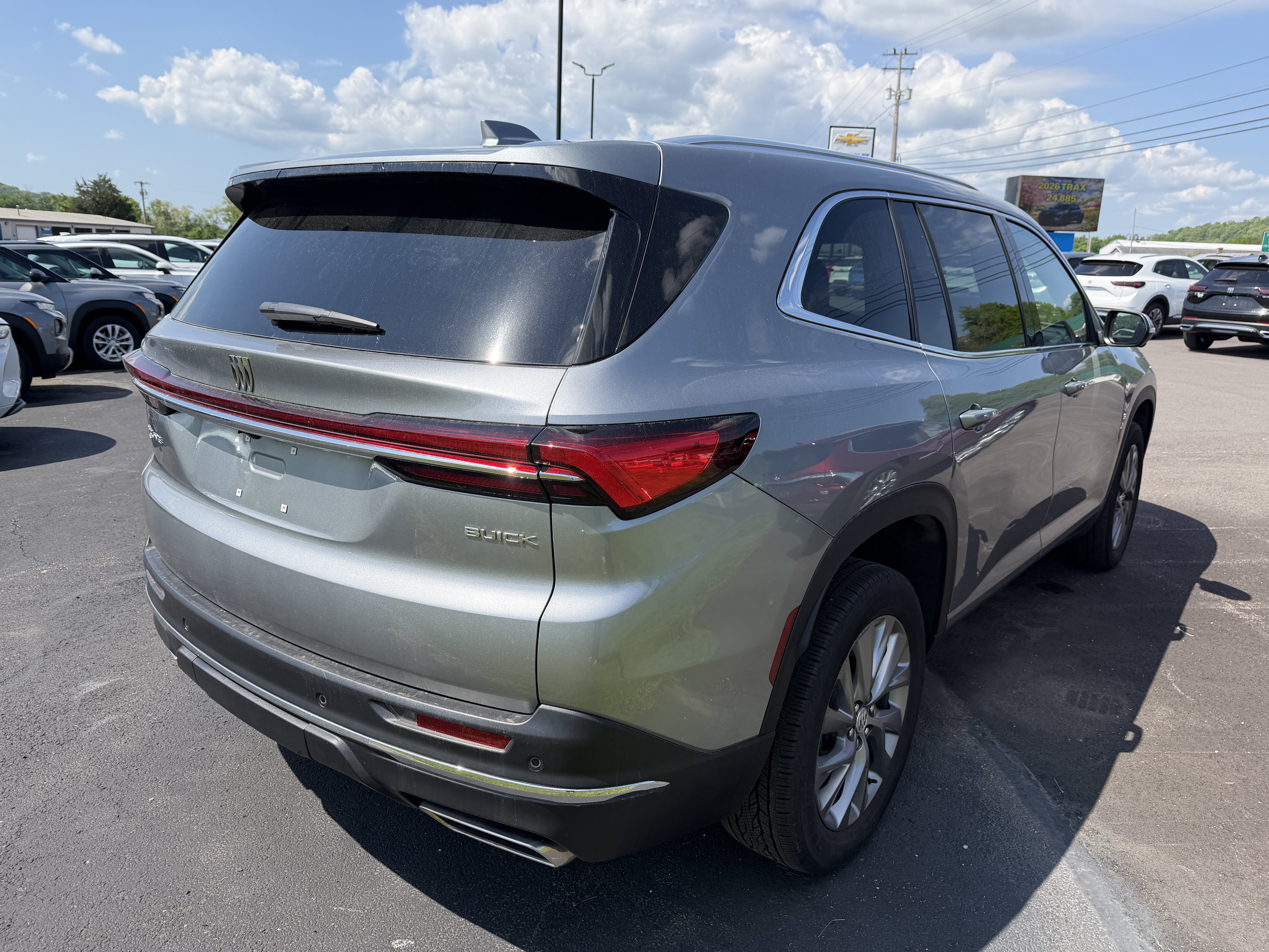Used 2025 Buick Enclave Preferred AWD/4WD image 3