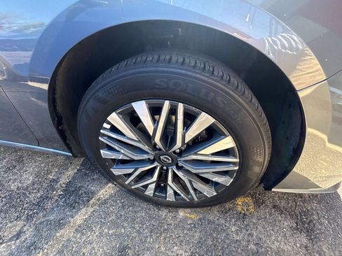Used 2025 Nissan Altima 2.5 SV FWD image 10