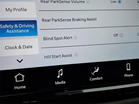 Used 2025 Chrysler Pacifica Select image 10