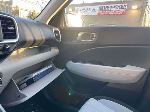 Used 2024 Hyundai Venue SEL FWD image 32