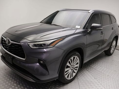 Used 2023 Toyota Highlander Platinum AWD/4WD image 2