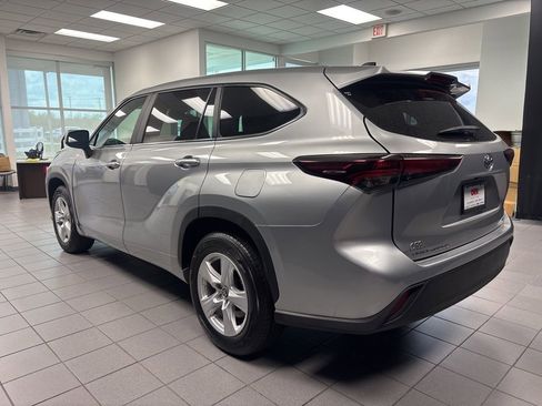 Used 2024 Toyota Highlander LE FWD image 7