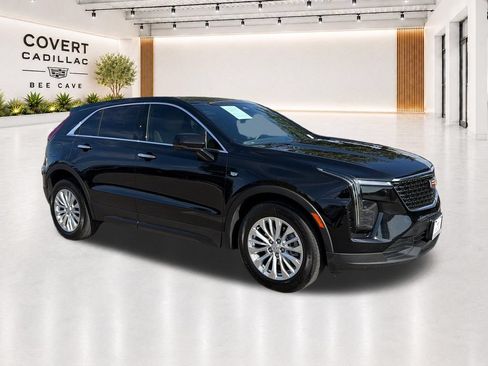 Used 2024 Cadillac XT4 Luxury w/ Cold Weather Package FWD image 17