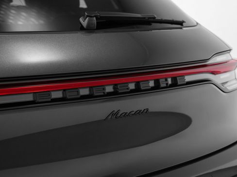 Certified 2025 Porsche Macan image 16