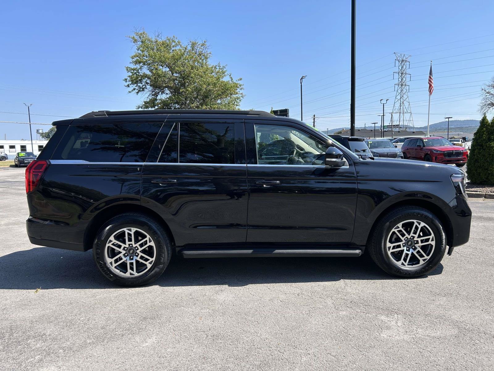 Used 2025 Ford Expedition Active RWD image 2