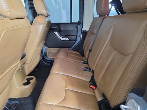 Used 2014 Jeep Wrangler Unlimited Sahara w/ Connectivity Group AWD/4WD image 33