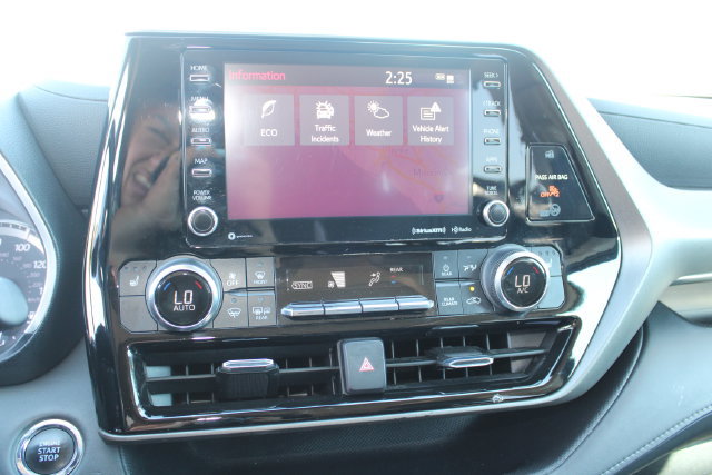 Used 2022 Toyota Highlander XLE FWD image 21
