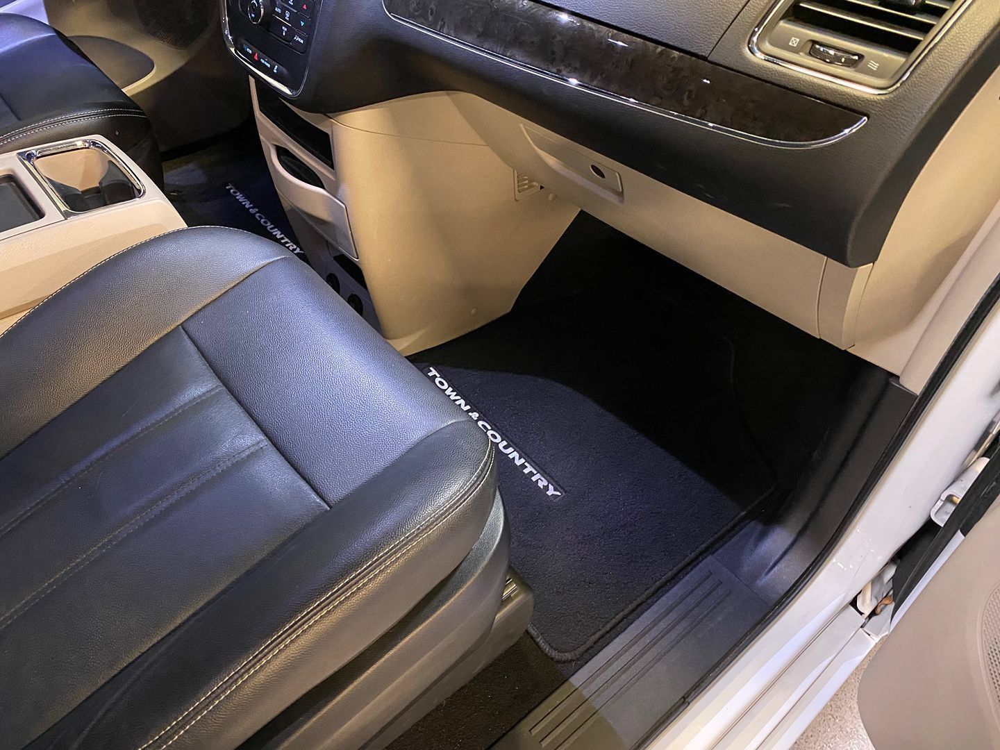 Used 2016 Chrysler Town & Country Touring FWD image 34