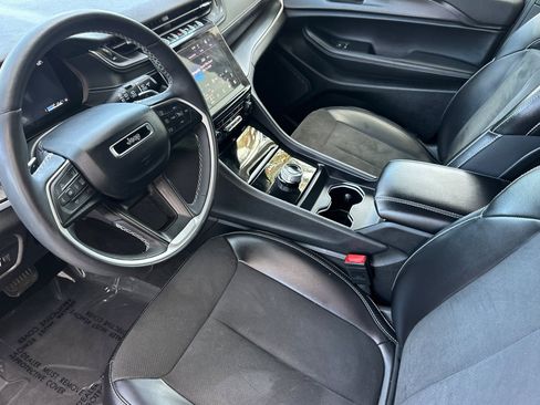 Used 2025 Jeep Grand Cherokee Altitude AWD/4WD image 4