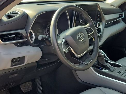 Used 2024 Toyota Highlander XLE AWD/4WD image 19