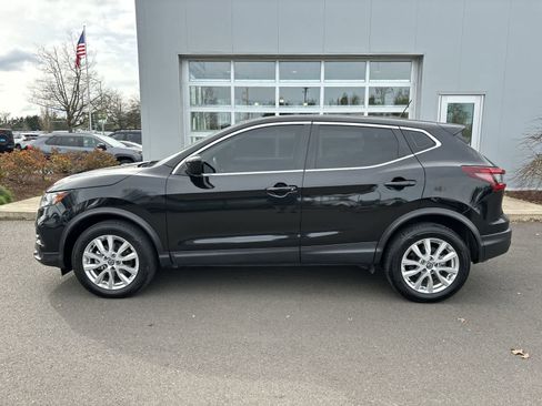 Used 2022 Nissan Rogue Sport S image 2