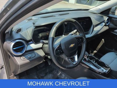 Used 2025 Chevrolet Trax LT w/ LT Convenience Package FWD image 11