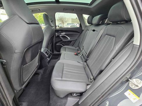 Used 2025 Audi Q5 Premium Plus w/ Premium Plus AWD/4WD image 16