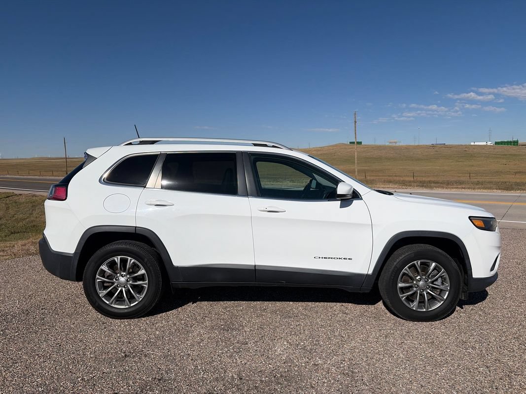Used 2019 Jeep Cherokee Latitude Plus AWD/4WD image 5