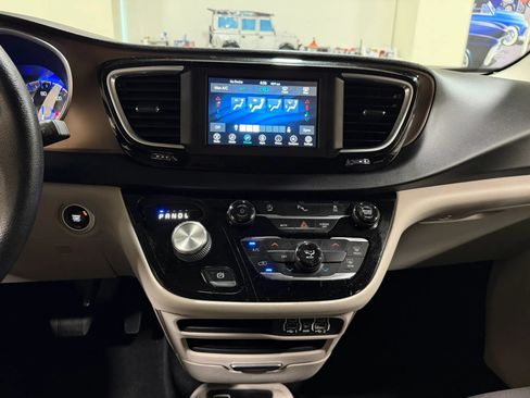 Used 2021 Chrysler Voyager L FWD image 47