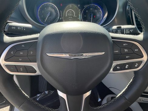 Used 2023 Chrysler Pacifica Touring-L FWD image 20