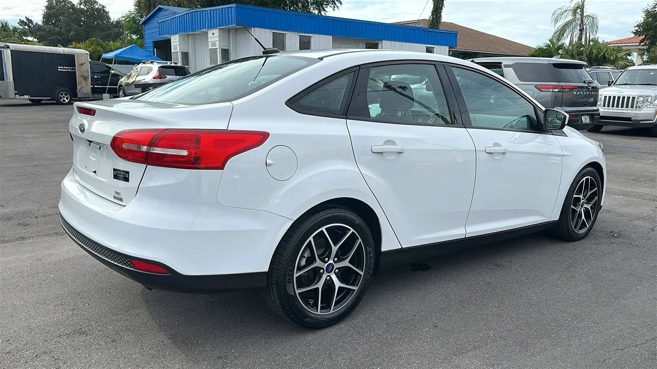 Used 2018 Ford Focus SE w/ SE Appearance Package FWD image 9