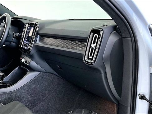 Certified 2025 Volvo XC40 B5 Plus AWD/4WD image 20