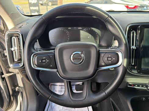 Used 2019 Volvo XC40 T5 Momentum image 31