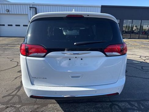 Used 2017 Chrysler Pacifica Touring-L FWD image 6