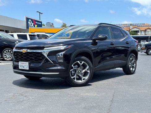 Used 2025 Chevrolet Trax LT w/ LT Convenience Package FWD image 2