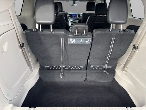 Used 2017 Chrysler Pacifica Touring-L image 11