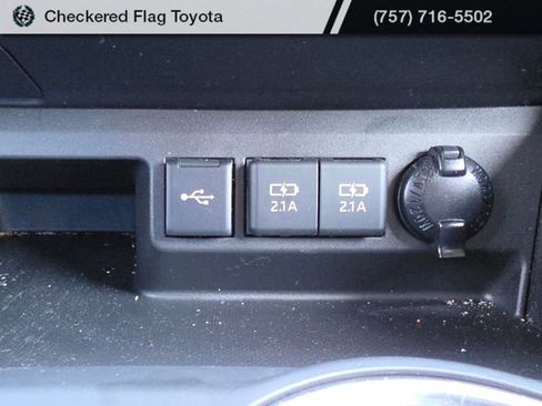 Used 2021 Toyota Highlander LE AWD/4WD image 18