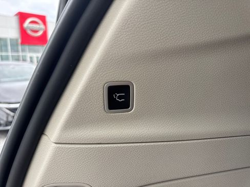 Used 2023 Chrysler Pacifica Touring-L FWD image 37