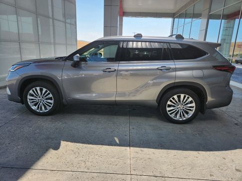 Used 2025 Toyota Highlander Platinum AWD/4WD image 5