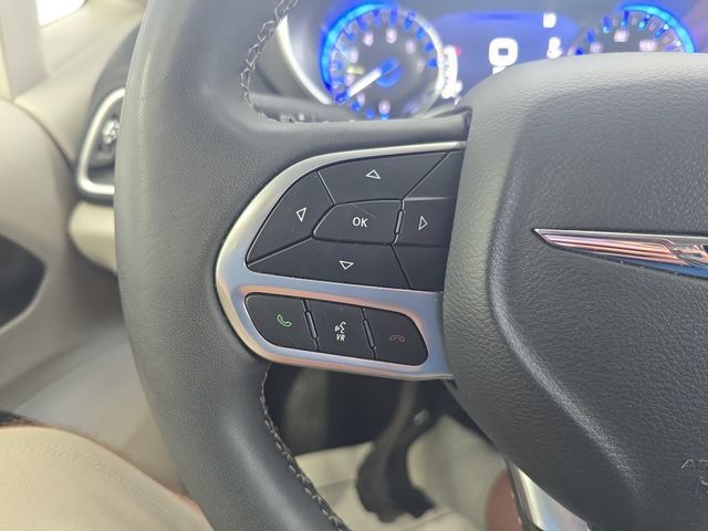 Used 2024 Chrysler Pacifica Touring-L FWD image 19