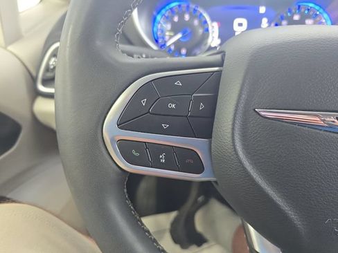 Used 2024 Chrysler Pacifica Touring-L FWD image 19