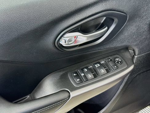 Used 2019 Jeep Cherokee Latitude w/ Popular Appearance Group FWD image 17
