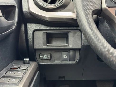Certified 2018 Toyota Tacoma SR5 AWD/4WD image 31