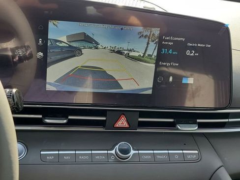 Certified 2025 Hyundai Elantra SEL FWD image 9