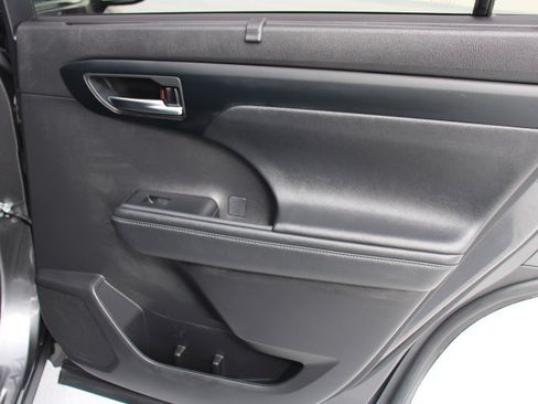 Certified 2024 Toyota Highlander XLE image 20