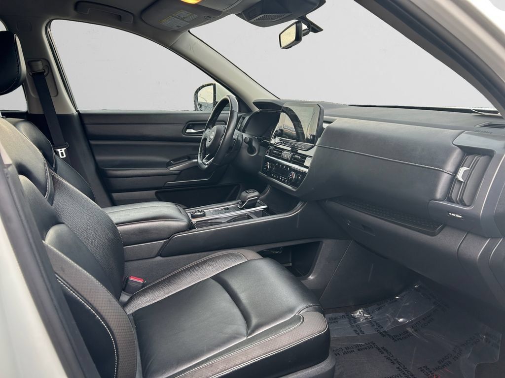 Used 2023 Nissan Pathfinder SL AWD/4WD image 22