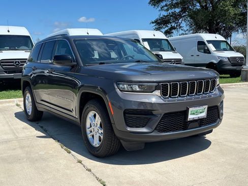 Used 2024 Jeep Grand Cherokee Laredo RWD image 5
