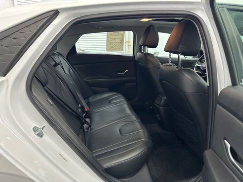 Used 2025 Hyundai Elantra Limited image 16