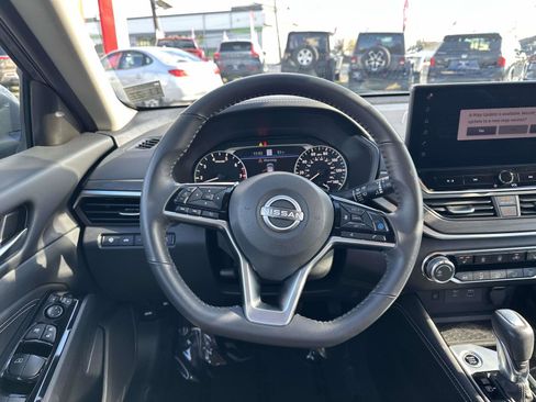 Used 2023 Nissan Altima 2.5 SV w/ SV Premium Package image 11
