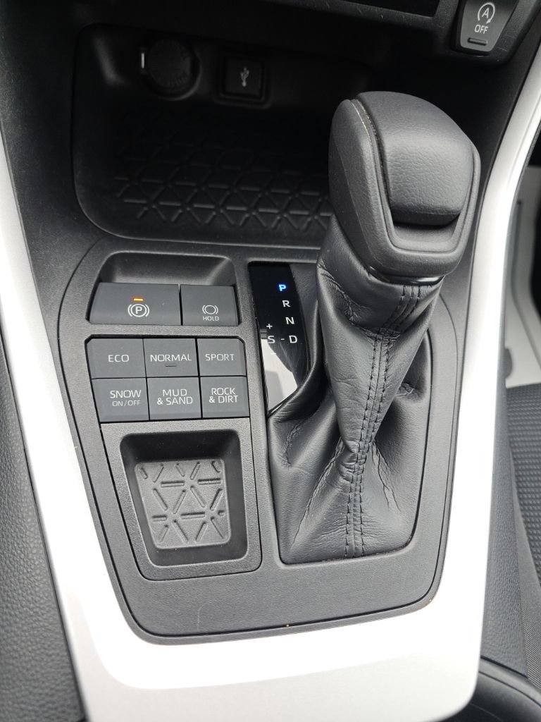 Certified 2021 Toyota RAV4 LE AWD/4WD image 21