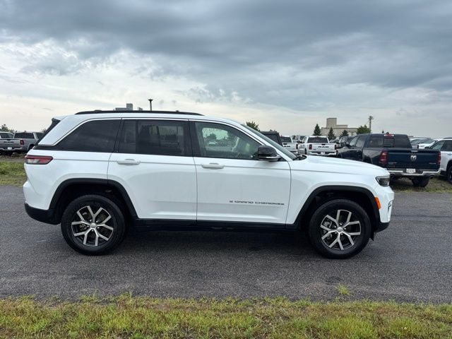 Used 2025 Jeep Grand Cherokee Limited w/ Luxury Tech Group II AWD/4WD image 1