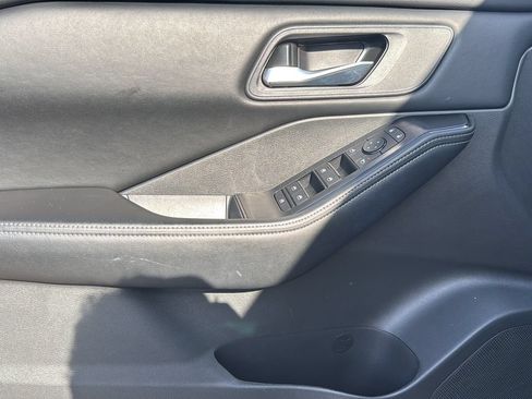 Used 2025 Nissan Rogue SV FWD image 12