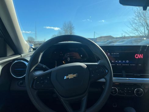 Used 2025 Chevrolet Trax LT image 32