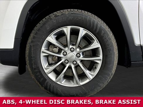 Used 2019 Jeep Cherokee Latitude Plus w/ Comfort/Convenience Group AWD/4WD image 30