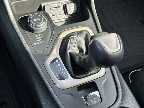 Used 2018 Jeep Cherokee Limited image 31