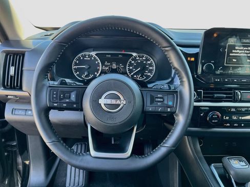 Used 2024 Nissan Pathfinder SL FWD image 11